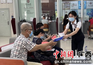 中国银行网点工作人员为老年客户提供适老服务 中行广西分行供图