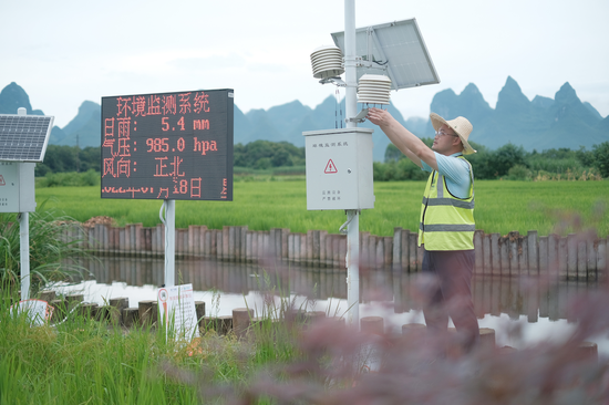 移动技术人员在稻田里检查“5G+数字乡村”设施。俸迪/摄