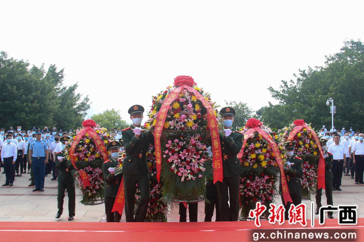 武警广西总队柳州支队官兵参加向烈士敬献花篮仪式