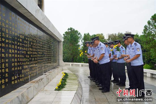 干部民警集体向纪念碑敬献鲜花。陈大鹏  供图