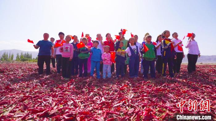 新疆博湖縣農民用辣椒、玉米拼圖為祖國慶生
