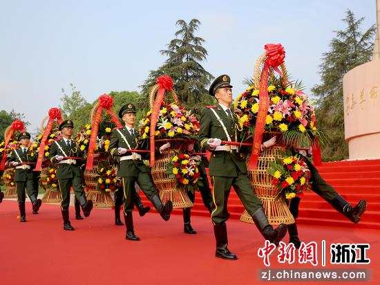 武警金华支队仪仗兵向革命烈士纪念碑敬献花篮。 辜承烃供图