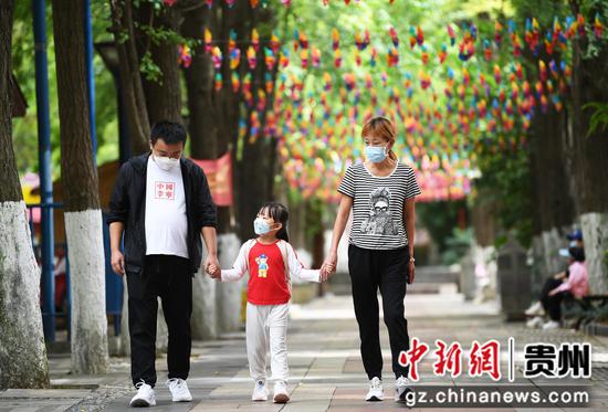 10月2日，市民在贵阳市河滨公园内游玩。
