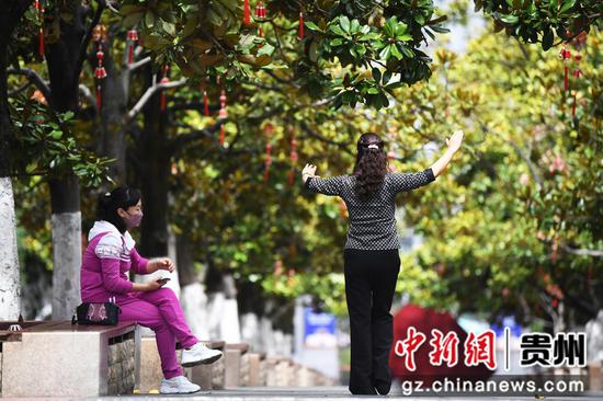 10月2日，市民在贵阳市河滨公园内乐享假日时光。