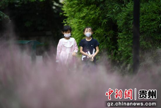 10月2日,两名小朋友在贵阳市河滨公园内游玩。