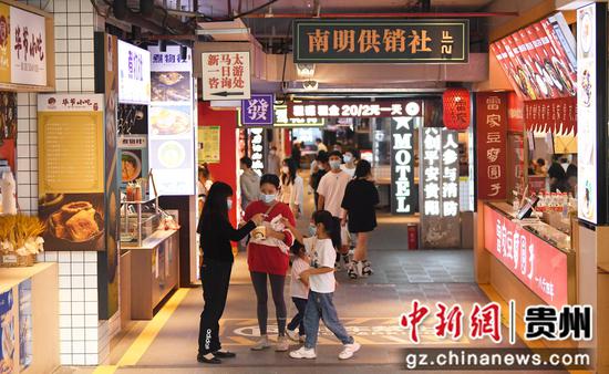 10月2日，市民在贵阳市南明区“青云市集”内游玩消费。