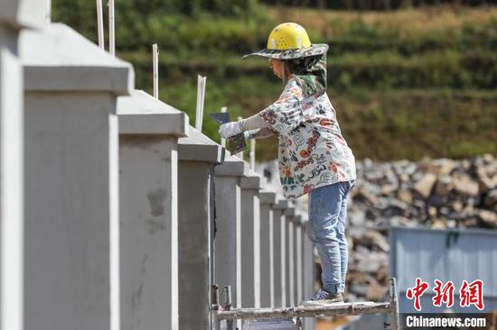 10月2日，工人在务川自治县易地扶贫搬迁就业基地建设项目施工。　瞿宏伦 摄