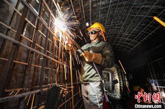 10月2日，工人在务川自治县红丝水库建设项目施工。　瞿宏伦 摄
