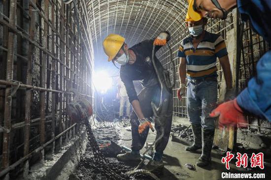 10月2日，工人在务川自治县红丝水库建设项目施工。　瞿宏伦　摄