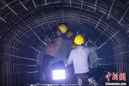 10月2日，工人在务川自治县红丝水库建设项目施工。　瞿宏伦 摄