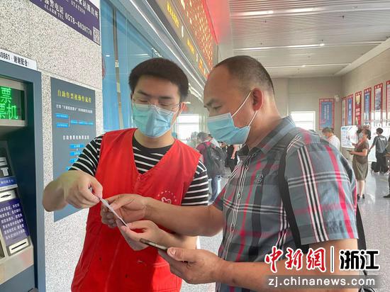 志愿者为旅客提供票务咨询服务。 李洁供图