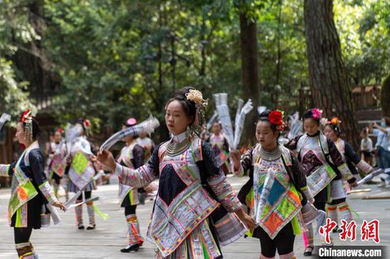 在贵州省从江县丙妹镇岜沙苗寨景区，村民在表演苗族芦笙。舞。　吴德军 摄