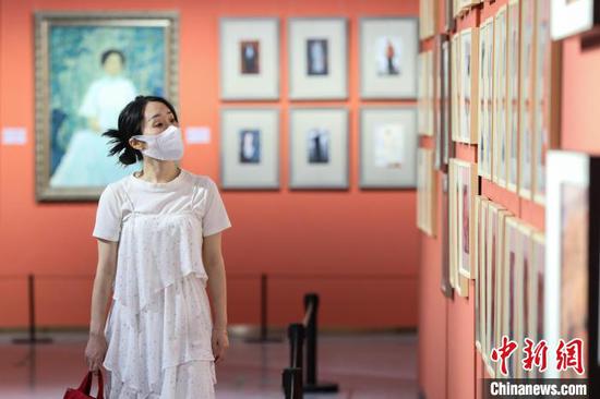 市民在“历史的语言”第五届中国油画双年展中参观。　瞿宏伦 摄