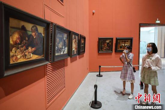 市民在“历史的语言”第五届中国油画双年展中参观。　瞿宏伦 摄