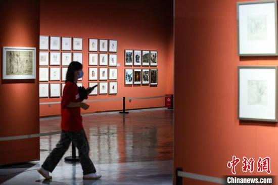 “历史的语言”第五届中国油画双年展吸引市民参观。　瞿宏伦 摄