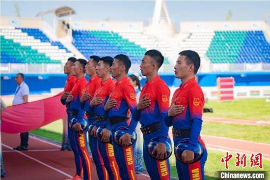 图为中国代表队的消防员赛前唱响国歌。　贵州省消防救援总队供图