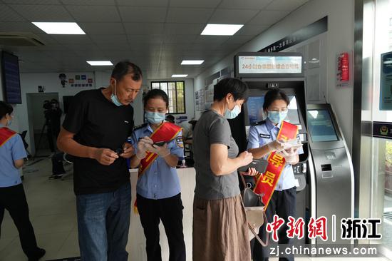 公安引导员引导市民办理业务。杭州公安 供图