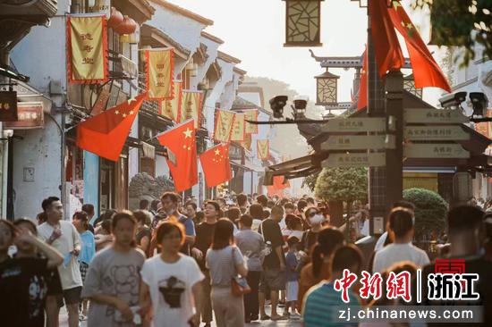 国庆假期杭州清河坊游人如织。 清河坊 供图
