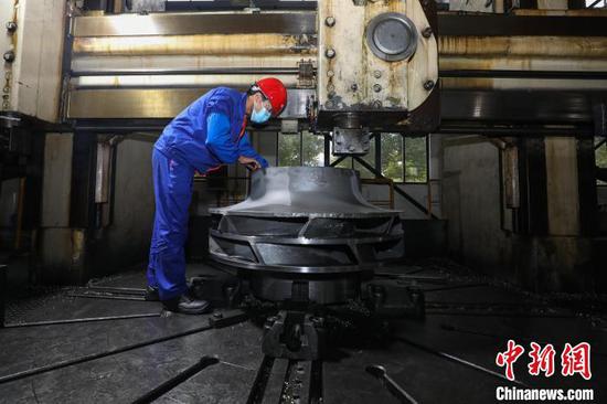 贵州绥阳经开区，一家水泵生产企业工人在立式车床上加工叶轮。　瞿宏伦 摄