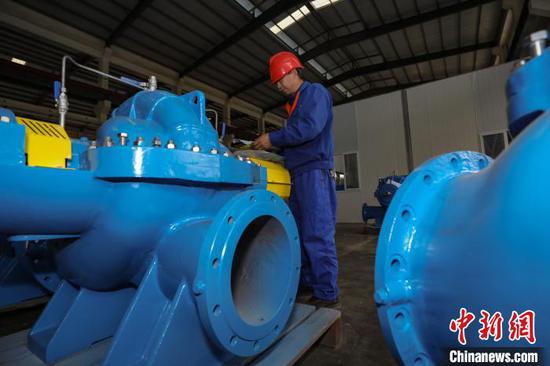 贵州绥阳经开区，一家水泵生产企业工人在进行泵总成出厂前检验。　瞿宏伦 摄