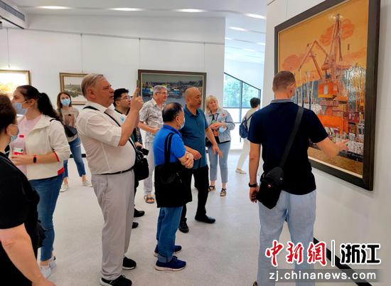 游客参观新建村乡村艺术馆。 张高俊供图