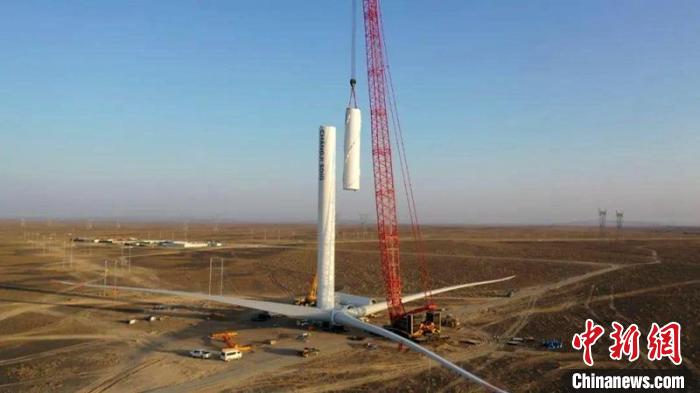 中國單機容量最大風電機組在新疆木壘縣吊裝成功