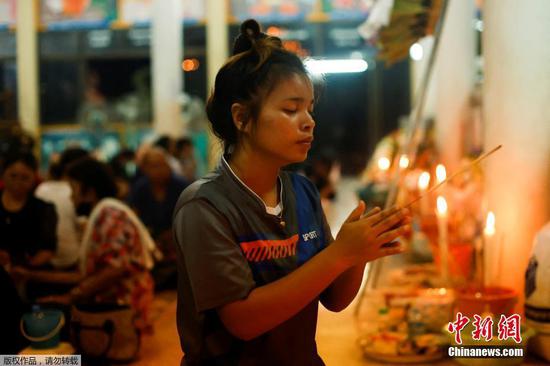 当地时间10月7日，泰国政府为东北部农磨兰普府幼儿园恶性伤害事件的遇难者举行悼念仪式。泰国警方确认，此次案件已造成包括凶手在内的38人死亡，其中包括24名儿童，另有10人受伤，3名伤者已经出院，7人仍在接受治疗。