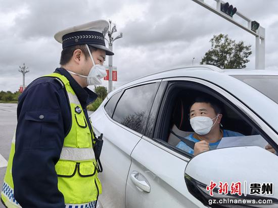 贵州兴义：警民协力确保核酸检测样本安全送检
