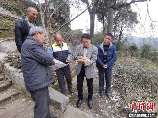林汉筠(右二)在德江县长堡镇马家溪村调研 周兴 摄