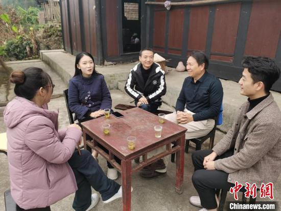 林汉筠（右二）在德江县楠杆乡五龙口古村落了解情况 周兴 摄