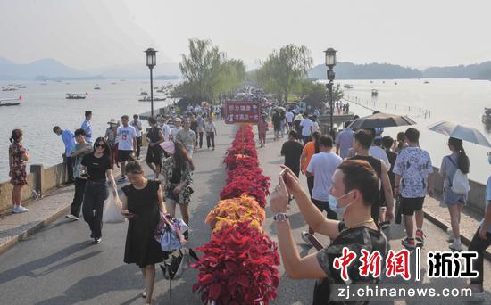 国庆假期间，众多游客在西湖断桥游览。王刚 摄