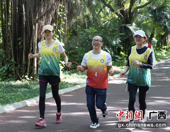 视障人士在志愿者的帮助下快乐健步跑。秦小敏 摄