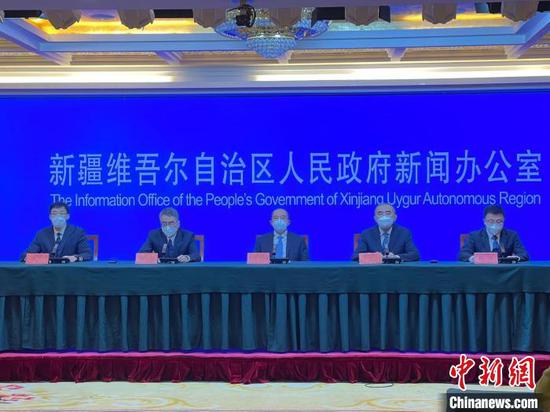 新疆维吾尔自治区11日晚召开疫情防控新闻发布会。　潘琦　摄