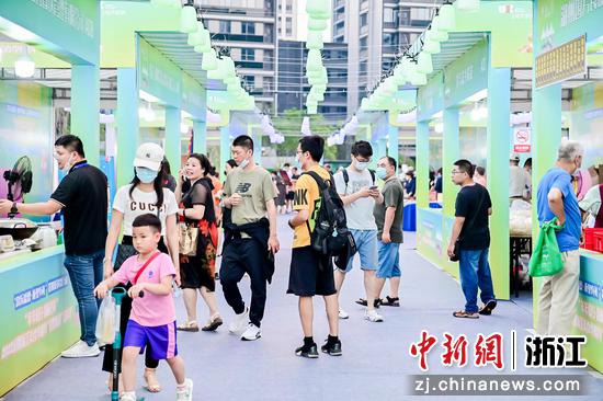 杭州市民参加暑期促消费活动。浙江省商务厅 供图