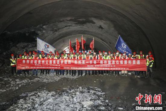 重遵扩容项目控制性工程：贵州第一长隧桐梓隧道右幅贯通