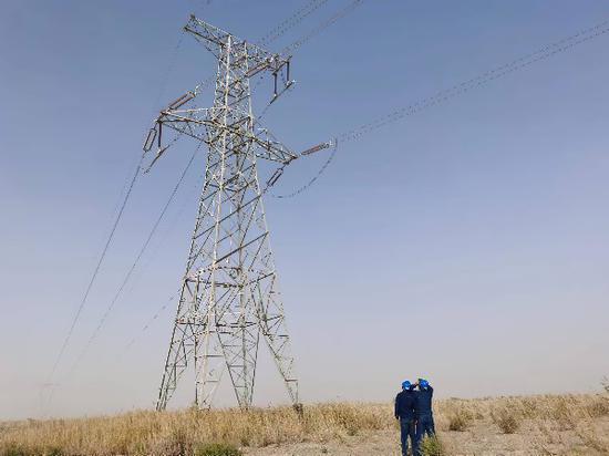 10月6日，国网巴州供电公司输电运检人员对220千伏塔且线进行保电巡视。穆太力普 摄