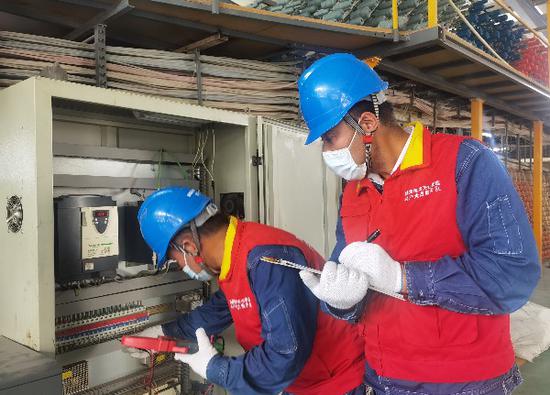 国网和田供电公司城区供电中心工作人员在和田市宇宙地毯厂开展用电检查。余美春 摄