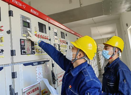 10月6日，国网博尔塔拉供电公司人员对35千伏精河中心变电站进行保电特巡。路青川 摄