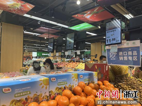 杭州一超市内，进口商品销售专区。 奚金燕 摄