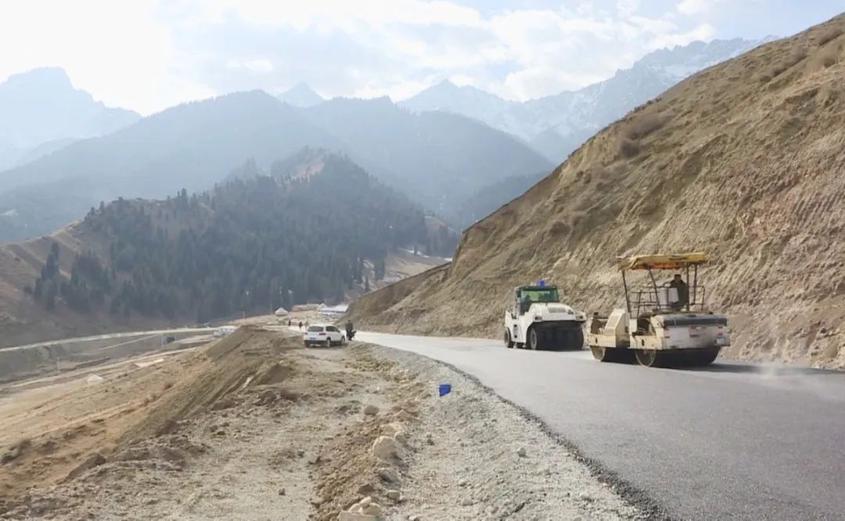 烏蘇持續加大鄉村公路建設力度 總里程已超2200多公里