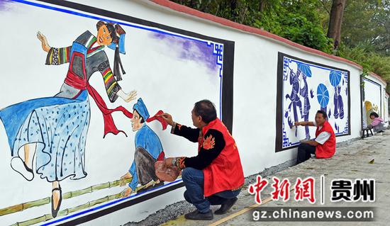 2022年10月13日，在贵州省黔西市铁石苗族彝族乡油沙坡村新时代文明实践站，教师志愿者正在彩绘墙体。  熊军万   摄