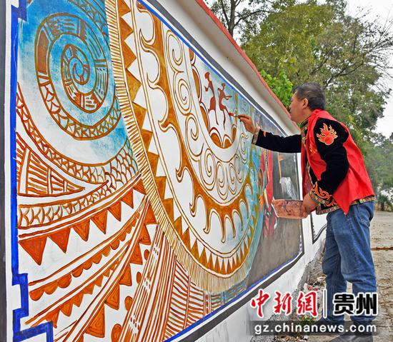2022年10月13日，在贵州省黔西市铁石苗族彝族乡油沙坡村新时代文明实践站，教师志愿者正在彩绘墙体。熊军万摄