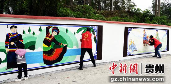 2022年10月13日，在贵州黔西铁石苗族彝族乡油沙坡村新时代文明实践站，教师志愿者正在彩绘墙体。 熊军万   摄