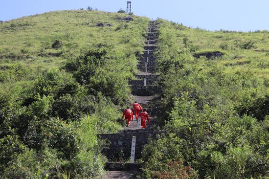 华南公司晴隆站员工徒步巡查关岭镇白虎山段管线，确保管道安全。
