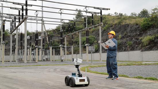 南方电网贵州兴义供电局变电管理所启动“人工+机器人”组合对220千伏变电站开展特巡特维，确保电网安全稳定运行。卢关文 摄