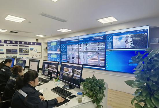 南方电网贵州送变电公司管理人员通过“黔送数字化云平台”远程视频监控施工一线安全管理工作。余小冬摄