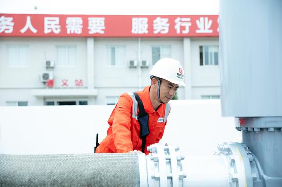 华南公司员工每天按时巡查现场设备，确保油品安全输送。