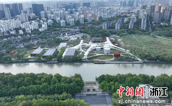 航拍中国大运河边的小河公园。 王刚 摄