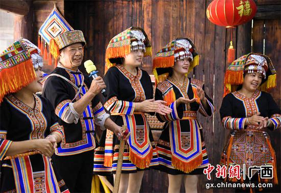 “银发人才”向当地瑶族群众学习瑶族文化。甘勇 摄