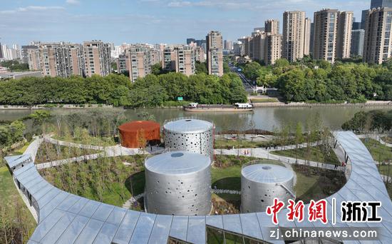 航拍中国大运河边小河公园内保留下来的三个油罐（银白色）。 王刚 摄